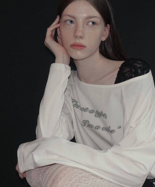 GROWHIDE(グロウハイド)の「クロップレタリングピンタックボートネック長袖Tシャツ_アイボリー(Tシャツ/カットソー・レディース・アイボリー・FREE)」の2枚目の写真