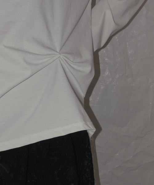 GROWHIDE(グロウハイド)の「クロップレタリングピンタックボートネック長袖Tシャツ_アイボリー(Tシャツ/カットソー・レディース・アイボリー・FREE)」の4枚目の写真