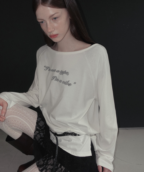 GROWHIDE(グロウハイド)の「クロップレタリングピンタックボートネック長袖Tシャツ_アイボリー(Tシャツ/カットソー・レディース・アイボリー・FREE)」の5枚目の写真