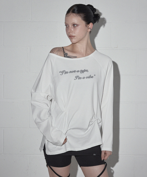 GROWHIDE(グロウハイド)の「クロップレタリングピンタックボートネック長袖Tシャツ_アイボリー(Tシャツ/カットソー・レディース・アイボリー・FREE)」の6枚目の写真