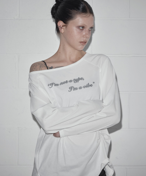 GROWHIDE(グロウハイド)の「クロップレタリングピンタックボートネック長袖Tシャツ_アイボリー(Tシャツ/カットソー・レディース・アイボリー・FREE)」の8枚目の写真