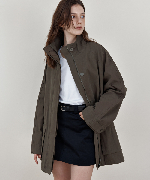 WEDNESDAYOASISFORWOMEN（ウェンズデー オアシス フォー ウーマン）の「[ATELIER EDITION] ワークコットンハイネックジャケット_KHAKI BROWN(WCB6OT03)（その他アウター・レディース・カーキブラウン・FREE）」の2枚目の写真