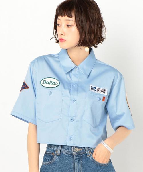 UNIVERSAL OVERALL（ユニバーサルオーバーオール）の「Another Edition×UNIVERSAL OVERALLワッペンシャツ ◆（シャツ/ブラウス・レディース・モカ/ライトブルー・FREE）」の2枚目の写真