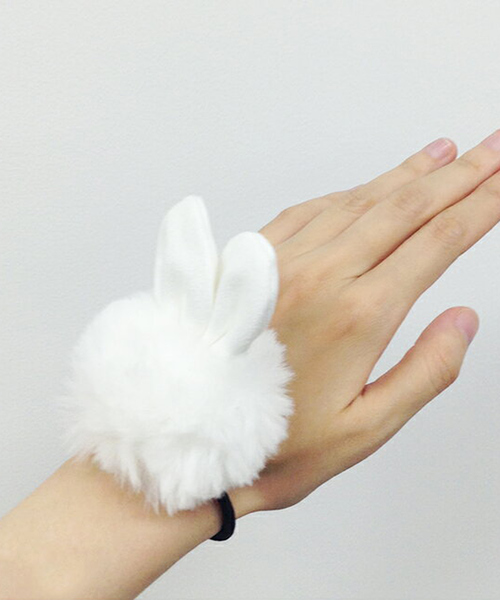 Catherine Cottage（キャサリンコテージ）の「うさ耳付きフェイクファーポンポンヘアゴム（ヘアゴム・キッズ・ベージュ/クリーム/ベビーピンク/ホワイト/グレー・FREE）」の6枚目の写真