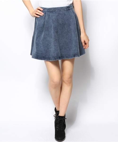 one after another NICE CLAUP(ワンアフターアナザーナイスクラップ)の「【ナイスクラップ】カットデニムスカート(スカート・レディース・インディゴブルー/ケミカルウォッシュ/サックスブルー・FREE)」の2枚目の写真