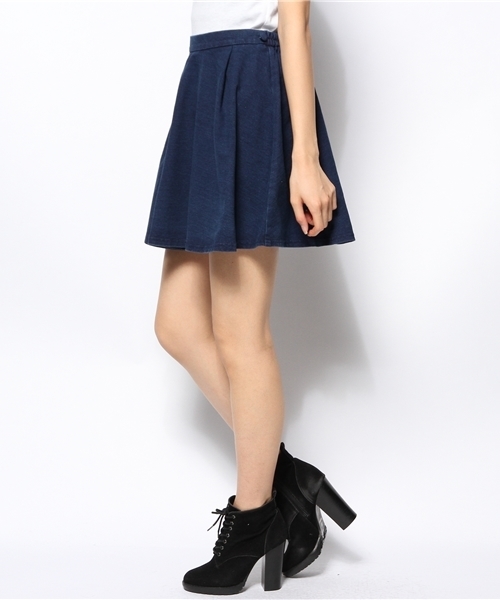 one after another NICE CLAUP(ワンアフターアナザーナイスクラップ)の「【ナイスクラップ】カットデニムスカート(スカート・レディース・インディゴブルー/ケミカルウォッシュ/サックスブルー・FREE)」の9枚目の写真