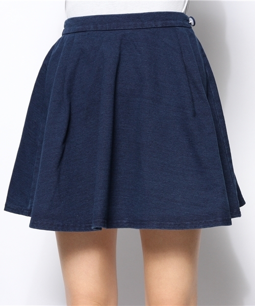 one after another NICE CLAUP(ワンアフターアナザーナイスクラップ)の「【ナイスクラップ】カットデニムスカート(スカート・レディース・インディゴブルー/ケミカルウォッシュ/サックスブルー・FREE)」の7枚目の写真