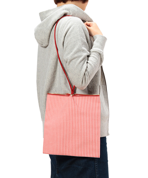 B印 YOSHIDA(BEAMS×PORTER)(ビージルシヨシダ)の「PORTER×B印 YOSHIDA LOUVRE GINGHAM CHECK LARGE (3WAY POUCH)(ポーチ・レディース・サックスブルー/ネイビー/レッド/イエロー・ONE SIZE)」の11枚目の写真