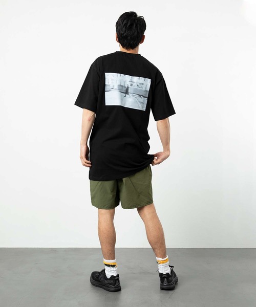 FRANKLIN & MARSHALL（フランクリンマーシャル）の「FRANKLIN ＆ MARSHALL/フランクリンマーシャル 別注フォトプリントTシャツ（Tシャツ/カットソー・メンズ・ホワイト/ブラック・マルチサイズ）」の3枚目の写真