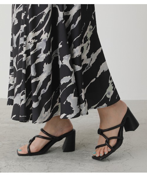 AZUL by moussy（アズールバイマウジー）の「TUBE CROSS BELT SANDALS/チューブクロスベルトサンダル（サンダル・レディース・ホワイト/ブラック・MEDIUM/SMALL/LARGE）」の10枚目の写真