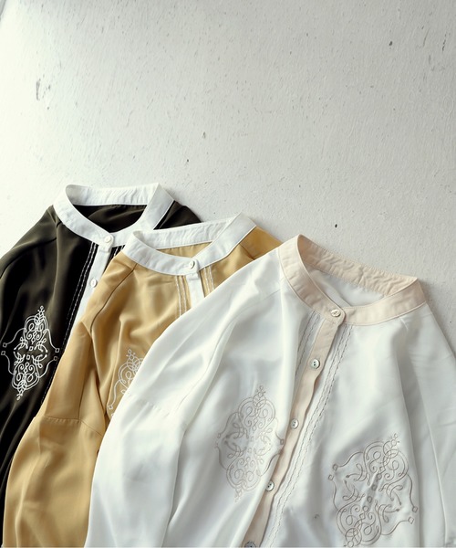 antiqua(アンティカ)の「どこかレトロ!雰囲気抜群デザイン刺繍シャツ(シャツ/ブラウス・レディース・ブラック/オフホワイト/カーキ/イエロー・FREE)」の5枚目の写真