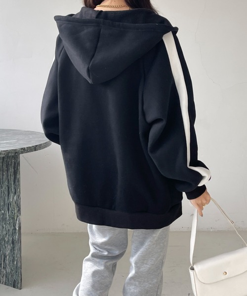 emi+（エミプラス）の「裏起毛ボリュームスリーブ配色ラインパーカー（パーカー・レディース・グレー/ブラック/モカ/ボルドー/ブラウン・S/M/XL/L）」の13枚目の写真