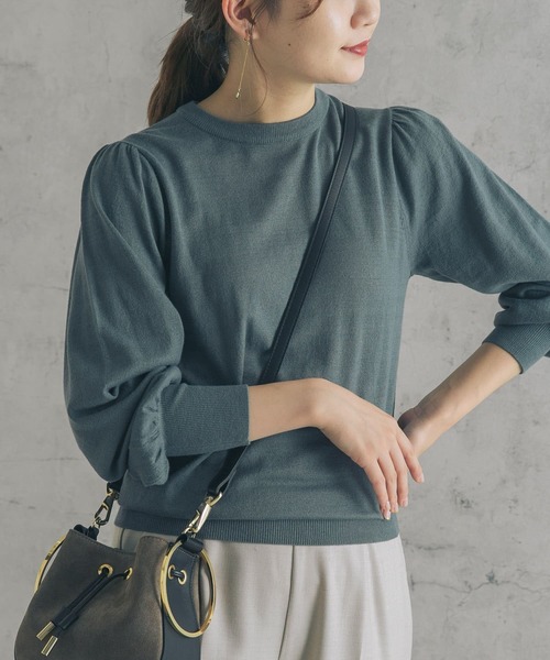 URBAN RESEARCH ROSSO（アーバンリサーチロッソ）の「マシンウォッシャブルパフニットプルオーバー（ニット/セーター・レディース・ライトベージュ/グリーン系その他/ネイビー・FREE）」の2枚目の写真