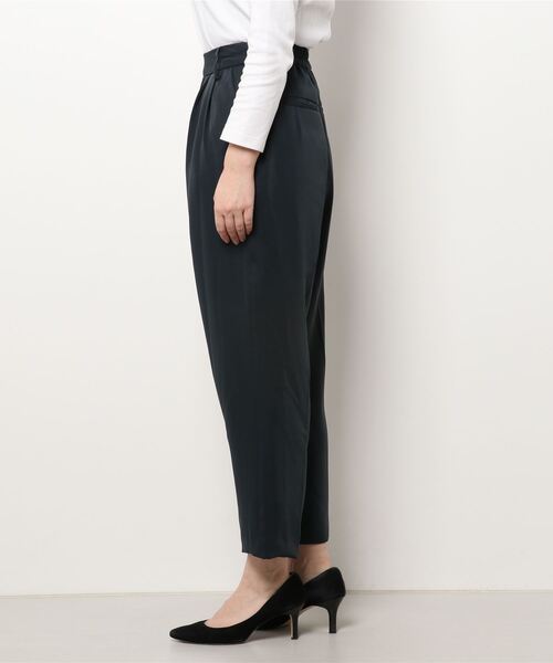 Te chichi(テチチ)の「ベルトデザインソフトテーパードパンツ(その他パンツ・レディース・ベージュ/ネイビー/イエロー・SMALL/MEDIUM)」の4枚目の写真