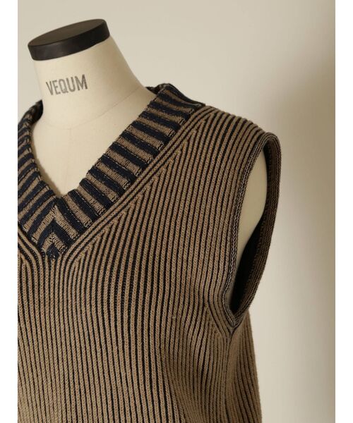EMODA（エモダ）の「【VEQUM】COMPACT KNIT VEST（ベスト・レディース・アイボリー/マスタード/ネイビー・FREE）」の21枚目の写真