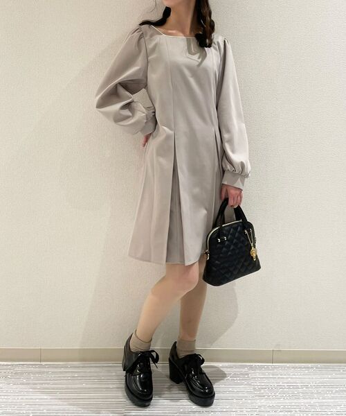 MAJESTIC LEGON（マジェスティックレゴン）の「パイピングガーリーワンピ（ワンピース・レディース・ブラック/アイボリー/グレイッシュベージュ・MEDIUM）」の3枚目の写真