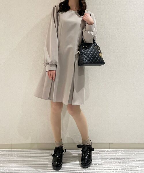 MAJESTIC LEGON（マジェスティックレゴン）の「パイピングガーリーワンピ（ワンピース・レディース・ブラック/アイボリー/グレイッシュベージュ・MEDIUM）」の9枚目の写真