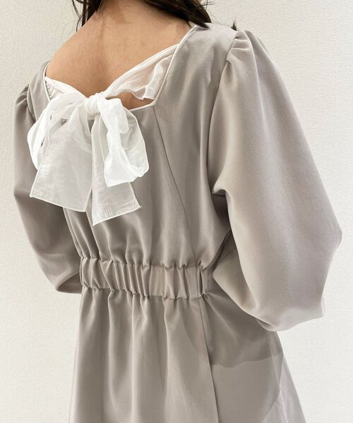 MAJESTIC LEGON（マジェスティックレゴン）の「パイピングガーリーワンピ（ワンピース・レディース・ブラック/アイボリー/グレイッシュベージュ・MEDIUM）」の5枚目の写真