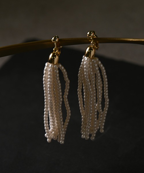 Monocoro toppi（モノコロトッピ）の「艶やかなロマンティックムード。タッセルパールピアス＆イヤリング（イヤリング・レディース・ホワイト系その他2/ホワイト系その他・フリー）」の13枚目の写真