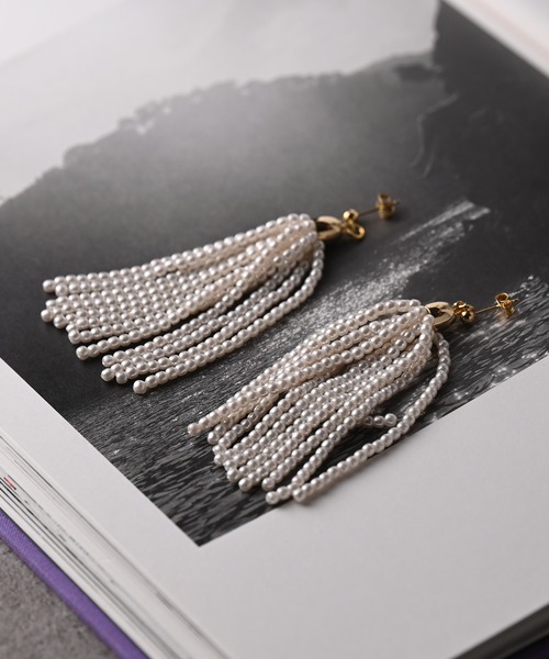 Monocoro toppi（モノコロトッピ）の「艶やかなロマンティックムード。タッセルパールピアス＆イヤリング（イヤリング・レディース・ホワイト系その他2/ホワイト系その他・フリー）」の16枚目の写真