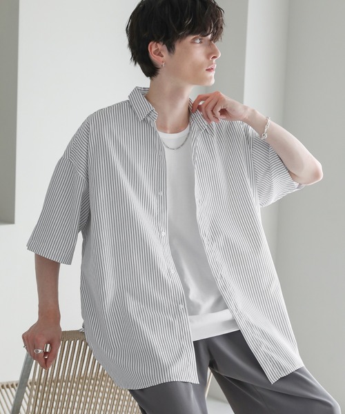 ASTRONOMY（アストロノミー）の「ビッグシルエットブロード5分袖シャツ　ブロード/ストライプ/クレリック（シャツ/ブラウス・メンズ・チャコール/サックスブルー/ホワイト/ネイビー×ホワイト/ホワイト×ブラック/カーキ/ベージュ/ストライプ・S/M/L）」の2枚目の写真