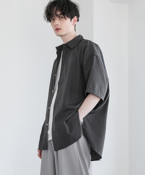 ASTRONOMY（アストロノミー）の「ビッグシルエットブロード5分袖シャツ　ブロード/ストライプ/クレリック（シャツ/ブラウス・メンズ・チャコール/サックスブルー/ホワイト/ネイビー×ホワイト/ホワイト×ブラック/カーキ/ベージュ/ストライプ・S/M/L）」の3枚目の写真