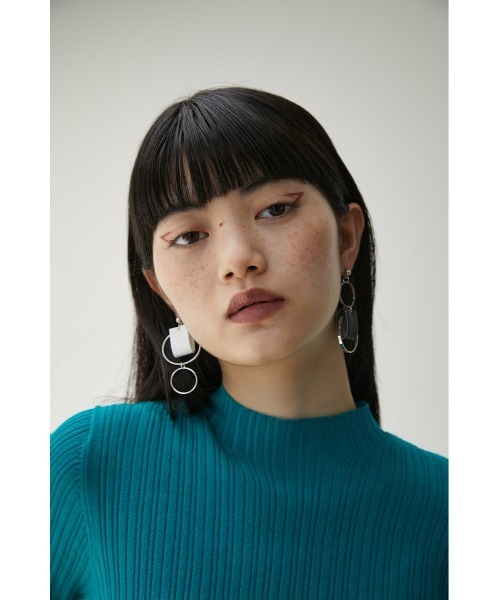 AZUL by moussy（アズールバイマウジー）の「BICOLOR FAUX LEATHER PIERCINGS/バイカラーフェイクレザーピアス（ピアス（両耳用）・レディース・ホワイト/イエロー/ブルー・FREE）」の2枚目の写真