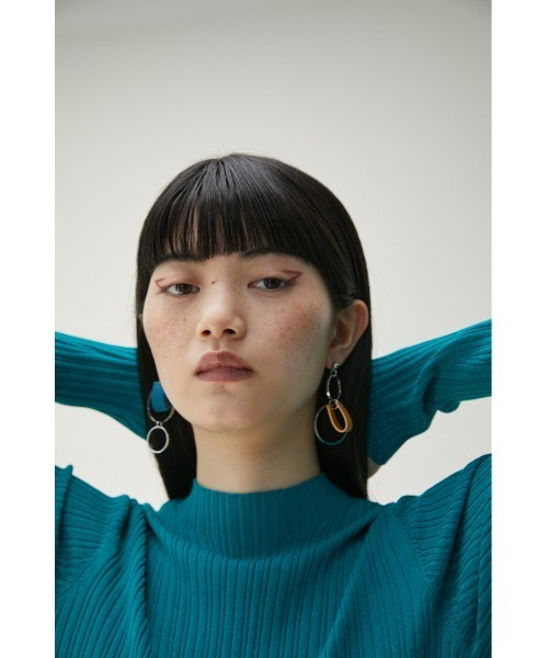 AZUL by moussy（アズールバイマウジー）の「BICOLOR FAUX LEATHER PIERCINGS/バイカラーフェイクレザーピアス（ピアス（両耳用）・レディース・ホワイト/イエロー/ブルー・FREE）」の3枚目の写真