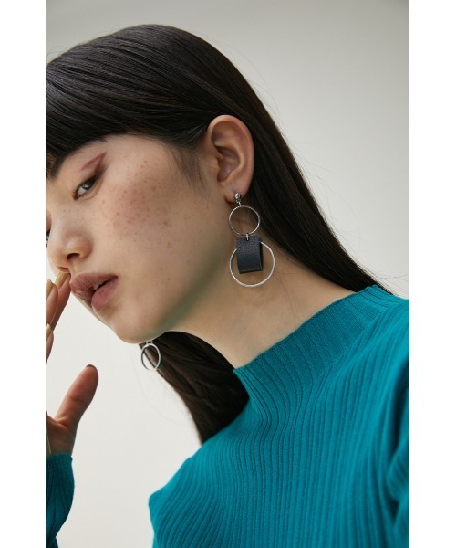AZUL by moussy（アズールバイマウジー）の「BICOLOR FAUX LEATHER PIERCINGS/バイカラーフェイクレザーピアス（ピアス（両耳用）・レディース・ホワイト/イエロー/ブルー・FREE）」の4枚目の写真