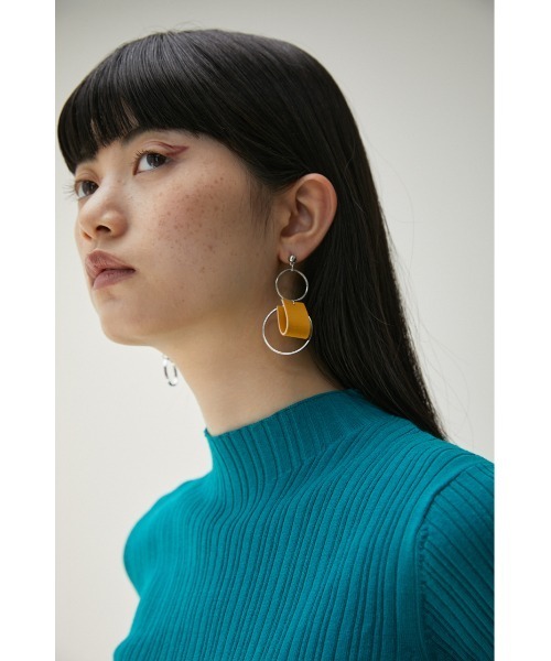 AZUL by moussy（アズールバイマウジー）の「BICOLOR FAUX LEATHER PIERCINGS/バイカラーフェイクレザーピアス（ピアス（両耳用）・レディース・ホワイト/イエロー/ブルー・FREE）」の5枚目の写真