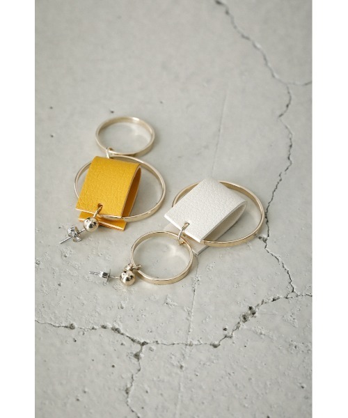 AZUL by moussy（アズールバイマウジー）の「BICOLOR FAUX LEATHER PIERCINGS/バイカラーフェイクレザーピアス（ピアス（両耳用）・レディース・ホワイト/イエロー/ブルー・FREE）」の16枚目の写真