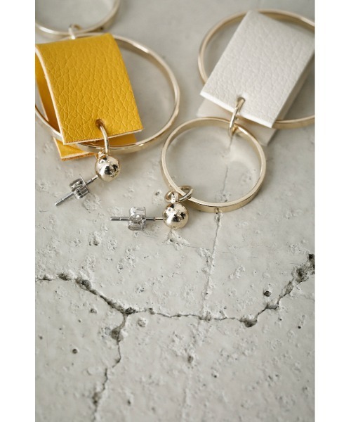AZUL by moussy（アズールバイマウジー）の「BICOLOR FAUX LEATHER PIERCINGS/バイカラーフェイクレザーピアス（ピアス（両耳用）・レディース・ホワイト/イエロー/ブルー・FREE）」の6枚目の写真