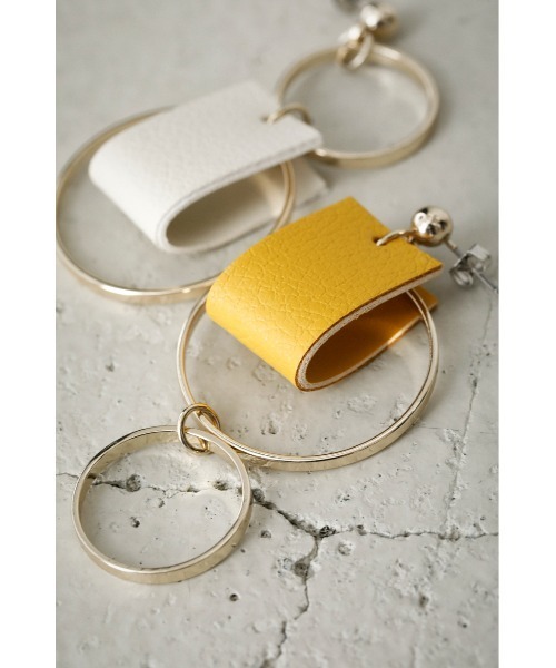 AZUL by moussy（アズールバイマウジー）の「BICOLOR FAUX LEATHER PIERCINGS/バイカラーフェイクレザーピアス（ピアス（両耳用）・レディース・ホワイト/イエロー/ブルー・FREE）」の13枚目の写真