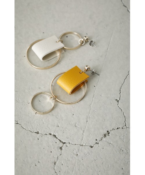 AZUL by moussy（アズールバイマウジー）の「BICOLOR FAUX LEATHER PIERCINGS/バイカラーフェイクレザーピアス（ピアス（両耳用）・レディース・ホワイト/イエロー/ブルー・FREE）」の19枚目の写真