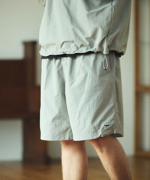 TOWNCRAFT（タウンクラフト）の「TOWN CRAFT/タウンクラフト 別注 ワンポイント ナイロンイージーショーツ/リラックスフィット ハーフパンツ（その他パンツ・メンズ・ネイビー/オリーブ/イエロー/ブラック/グレー/ベージュ・SMALL/MEDIUM/LARGE）」の2枚目の写真