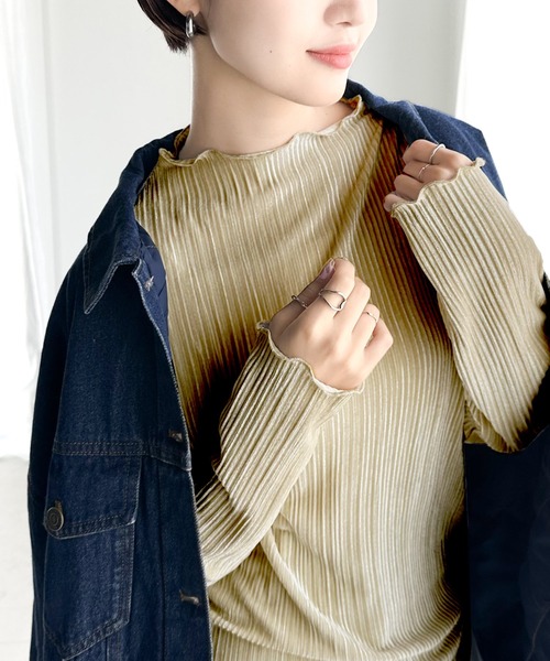 classicalelf（クラシカルエルフ）の「上品な艶感 プリーツメローハイネックベロアトップス（Tシャツ/カットソー・レディース・モカ/ブラウン/グレイッシュベージュ/アイボリー/ブラック/ブルー・LARGE/MEDIUM/SMALL/X-LARGE）」の14枚目の写真