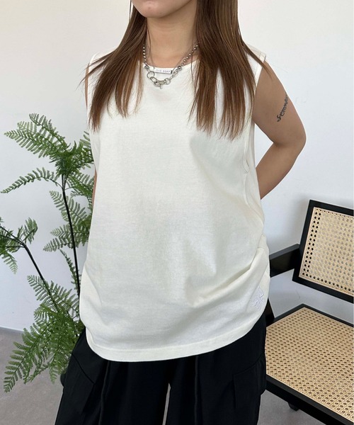 sedacle(セダクル)の「オーバーシルエット刺繍タンクトップ(タンクトップ・メンズ・オフホワイト/ブラック/チャコールグレー・MEDIUM/LARGE)」の2枚目の写真