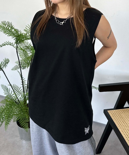 sedacle(セダクル)の「オーバーシルエット刺繍タンクトップ(タンクトップ・メンズ・オフホワイト/ブラック/チャコールグレー・MEDIUM/LARGE)」の4枚目の写真