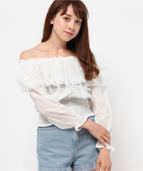 OUTLET（アウトレット）の「【mystic】オフショルダーシャーリングブラウス（シャツ/ブラウス・レディース・オレンジ/ブラック/オフホワイト/エメラルド・FREE）」の2枚目の写真