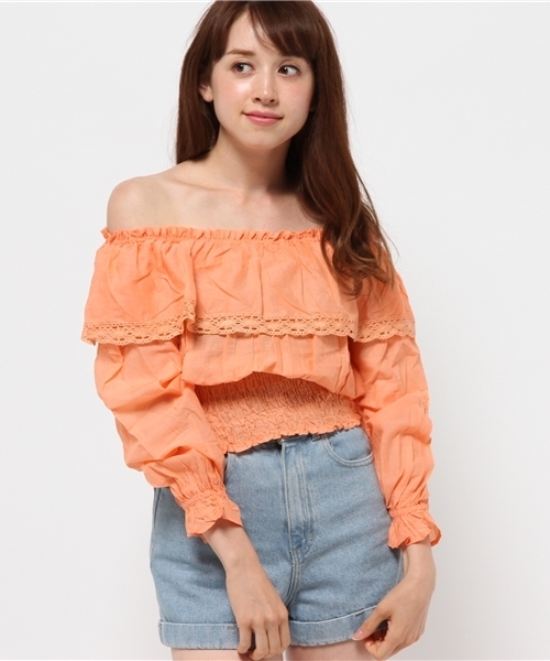OUTLET（アウトレット）の「【mystic】オフショルダーシャーリングブラウス（シャツ/ブラウス・レディース・オレンジ/ブラック/オフホワイト/エメラルド・FREE）」の4枚目の写真