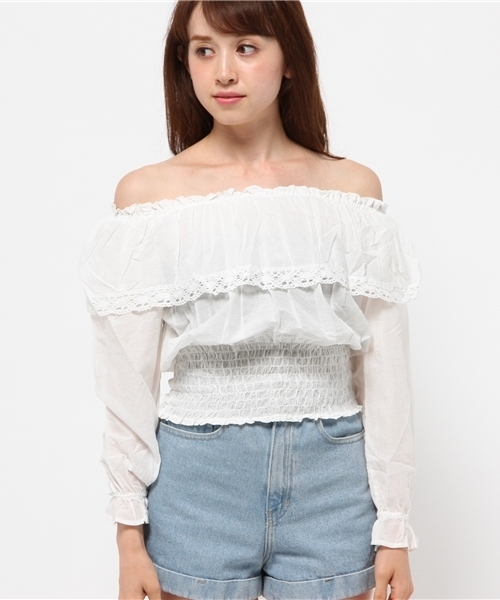 OUTLET（アウトレット）の「【mystic】オフショルダーシャーリングブラウス（シャツ/ブラウス・レディース・オレンジ/ブラック/オフホワイト/エメラルド・FREE）」の5枚目の写真