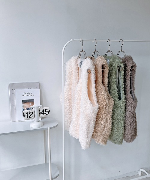 AS KNOW AS plus（アズノゥアズプラス）の「☆さらりとファーベスト（ベスト・レディース・アイボリー系/ライトグリーン系/アイボリー/ピンクベージュ/グレイッシュベージュ/モカ/ベージュ系/グリーン系/グレー系/ブルー系・FREE）」の21枚目の写真