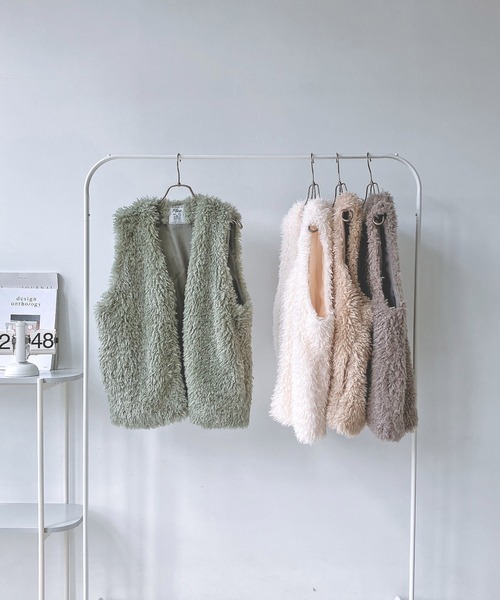 AS KNOW AS plus（アズノゥアズプラス）の「☆さらりとファーベスト（ベスト・レディース・アイボリー系/ライトグリーン系/アイボリー/ピンクベージュ/グレイッシュベージュ/モカ/ベージュ系/グリーン系/グレー系/ブルー系・FREE）」の19枚目の写真