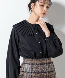 【袖2WAY】プリーツを施したラッフルカラーが存在感を放ち、甘さの中にモードな雰囲気をプラスするラッフルカラーのブラウス