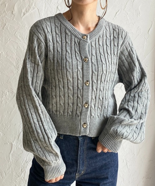 She's Closet（シーズクローゼット）の「長袖ショート丈ハートボタンケーブルニットカーディガン（カーディガン/ボレロ・レディース・杢グレー/アイボリー/ブラック・FREE）」の3枚目の写真