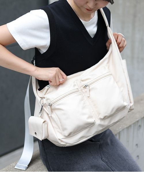 COLONY 2139（コロニートゥーワンスリーナイン）の「撥水BIGショルダーバッグ（ショルダーバッグ・レディース・アイボリー/ブラック・FREE）」の2枚目の写真