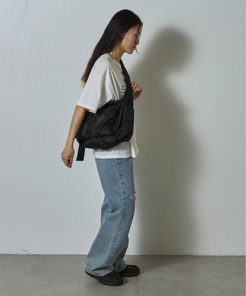 COLONY 2139（コロニートゥーワンスリーナイン）の「撥水BIGショルダーバッグ（ショルダーバッグ・レディース・アイボリー/ブラック・FREE）」の20枚目の写真