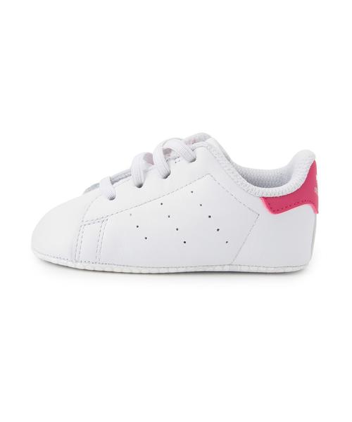 green label relaxing(グリーンレーベルリラクシング)の「adidas(アディダス)スタンスミス クリブ11(ベビーシューズ/ベビーソックス・キッズ・ホワイト/ピンク・11cm)」の4枚目の写真