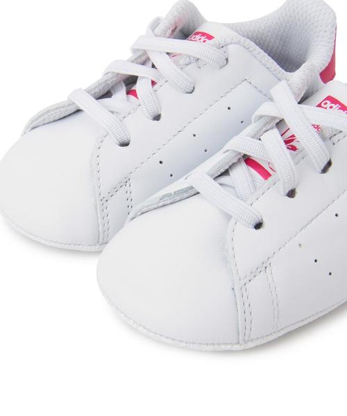 green label relaxing(グリーンレーベルリラクシング)の「adidas(アディダス)スタンスミス クリブ11(ベビーシューズ/ベビーソックス・キッズ・ホワイト/ピンク・11cm)」の6枚目の写真