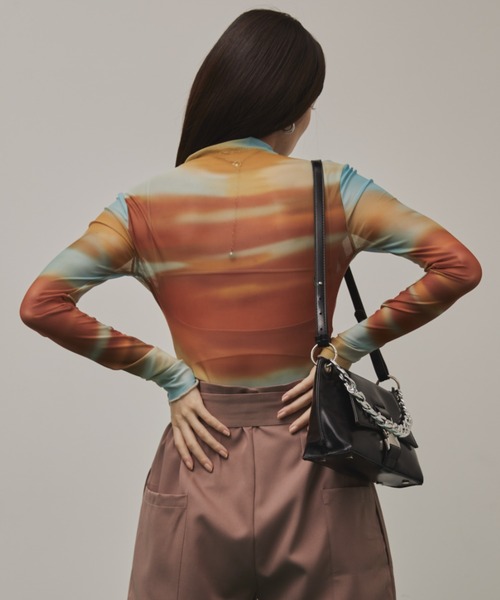 ベージュ シアーオーバーレイ トップス Solace（ソレイス）の「ニュアンス柄シアーロングスリーブ